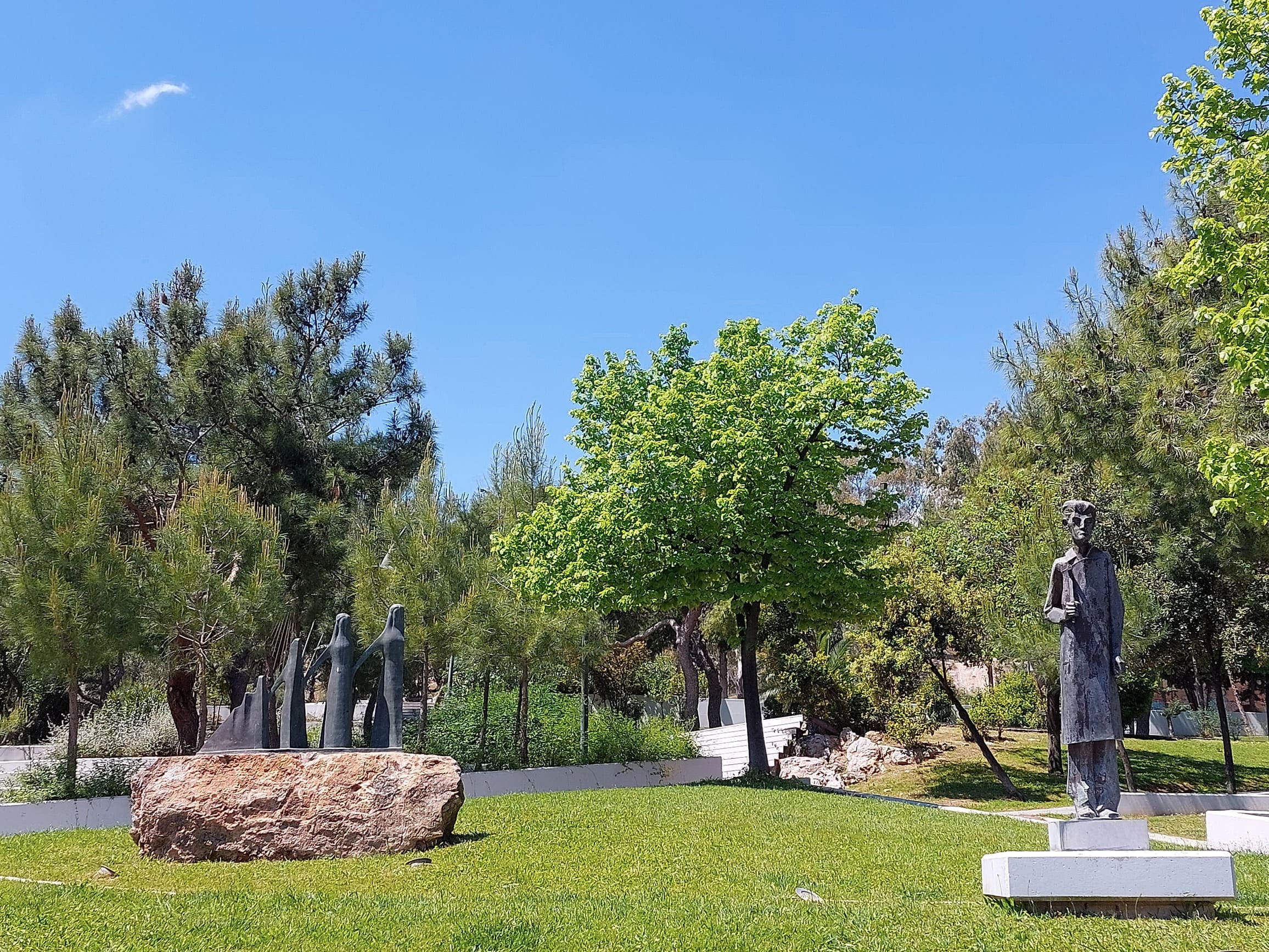 ΣΤΗΝ ΥΠΑΙΘΡΙΑ ΓΛΥΠΤΟΘΗΚΗ ΨΥΧΙΚΟΥ